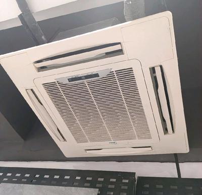 低價處理四套美的一拖二商用中央空調(diào)